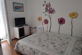 Baška - prekrasan apartman s okućnicom, blizu mora, Baška, Appartement