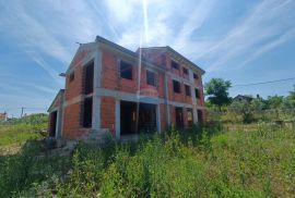 Kanfanar, okolica, prekrasna kuća i građevinsko zemljište na lijepoj i traženoj lokaciji, Kanfanar, Casa