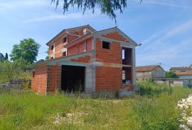 Kanfanar, okolica, prekrasna kuća i građevinsko zemljište na lijepoj i traženoj lokaciji, Kanfanar, Famiglia