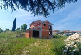 Kanfanar, okolica, prekrasna kuća i građevinsko zemljište na lijepoj i traženoj lokaciji, Kanfanar, Σπίτι