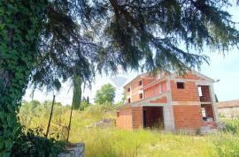 Kanfanar, okolica, prekrasna kuća i građevinsko zemljište na lijepoj i traženoj lokaciji, Kanfanar, Maison