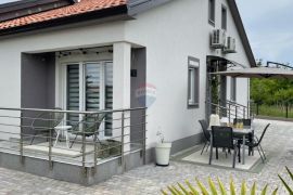 Krk, Vrh, stan u zgradi, 2S+DB, 70 m2, bazen, parking, Krk, Famiglia