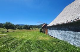 Gorski kotar, Mrkopalj - kuća za adaptaciju sa prostranom okućnicom, Mrkopalj, Maison