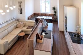 Istra, Pula - jedinstveni stan u villi 130m2, na 3 etaže, lift, pogled na more, Pula, Wohnung