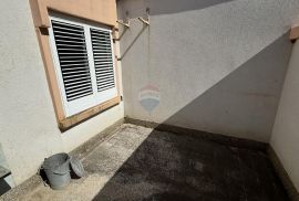 OTOK KRK,NJIVICE-samostojeća kuća prvi red do mora, Omišalj, House