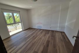 Poreč, centar, trosoban stan, 300 m od mora sa tri balkona, Poreč, Apartamento