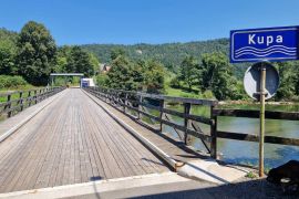 Gorski kotar, Blaževci - lijepa uređena kuća sa okućnicom udaljena 50 m od rijeke Kupe, Vrbovsko, Casa