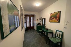 Otok Krk-Punat, prvi red do mora, 180 m2, Punat, Famiglia