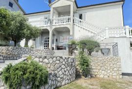 OTOK KRK,GRAD KRK-bliža okolica kuća sa pet apartmana, Krk, Famiglia