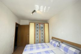 OTOK KRK,GRAD KRK-bliža okolica kuća sa pet apartmana, Krk, Haus