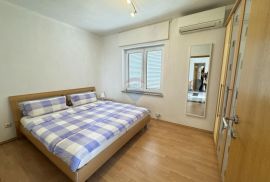 OTOK KRK,GRAD KRK-bliža okolica kuća sa pet apartmana, Krk, House