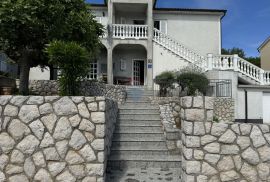 OTOK KRK,GRAD KRK-bliža okolica kuća sa pet apartmana, Krk, Famiglia