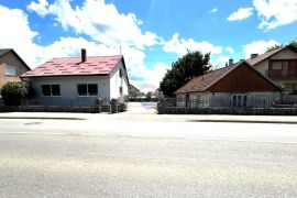 Gospić, kuća sa zemljištem i gospodarskom zgradom, Gospić, House