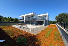 Rovinj,7km,luksuzna moderna dvojnica sa grijanim bazenom i 650m2 okućnice, Rovinj, House