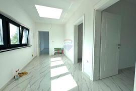 Rovinj,7km,luksuzna moderna dvojnica sa grijanim bazenom i 650m2 okućnice, Rovinj, Haus