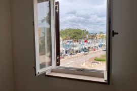 Novigrad centar, stan 73 m2 prvi red do mora, Novigrad, شقة