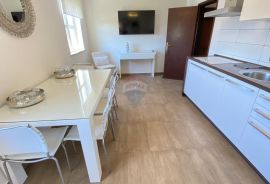 OTOK KRK, MALINSKA - apartmanska kuća s 9 apartmana i bazenom, Malinska-Dubašnica, Haus