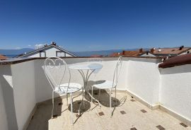 OTOK KRK, MALINSKA - apartmanska kuća s 9 apartmana i bazenom, Malinska-Dubašnica, Kuća