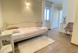 OTOK KRK, MALINSKA - apartmanska kuća s 9 apartmana i bazenom, Malinska-Dubašnica, بيت