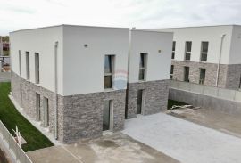 Novigrad okolica, dvoetažni stan 200 m od mora, Novigrad, Appartement