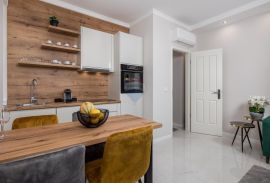 OPATIJA,LOVRAN- CENTAR, 2 kompletno renovirana apartmana, 90 m od mora, Lovran, Appartement