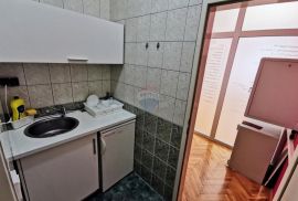 Rijeka, strogi centar, poslovni prostor 86m2 u modernoj zgradi, Rijeka, Propiedad comercial