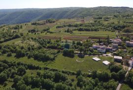 ISTRA, PIĆAN - Gr. zemljište 2000m2 + Polj. 4000m2, započeta gradnja, Pićan, Земля