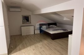 OTOK KRK-NJIVICE,apartman u potkrovlju, Omišalj, Kвартира