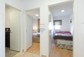 OTOK KRK,NJIVICE kuća sa pet apartmana i bazenom, Omišalj, House