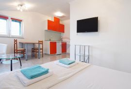 PAG, Grad Pag | Prekrasna Vila s 9 apartmana, parkingom i zemljištem, 1.red do mora, Pag, بيت