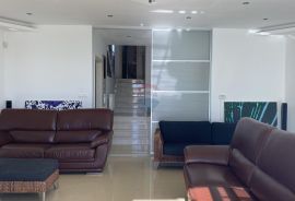 Rijeka, samostojeća villa 400 m2, 3 stana, Rijeka, Σπίτι