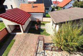 Velika Gorica, obiteljska kuća, dva objekta i garaža, 270m2, Velika Gorica, House