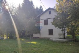 Brinje, kuća na parceli od 1230 m2, Brinje, Haus