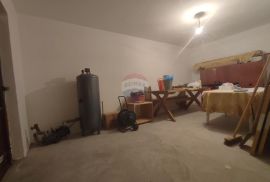 Brinje, kuća na parceli od 1230 m2, Brinje, Famiglia