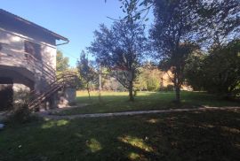 Brinje, kuća na parceli od 1230 m2, Brinje, Famiglia