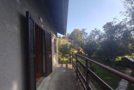 Brinje, kuća na parceli od 1230 m2, Brinje, Famiglia