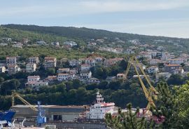 Kostrena - kuća s tri stana i dvije garaže, Kostrena, Maison