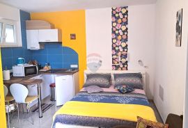 Crikvenica,Selce, Kuća s 3 apartmana i pogledom na more, Crikvenica, Дом