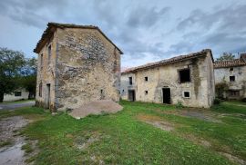 Istra, Buzet, Ročko polje - dvije samostojeće kamene kuće, Buzet, Ev