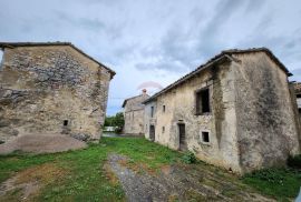 Istra, Buzet, Ročko polje - dvije samostojeće kamene kuće, Buzet, House