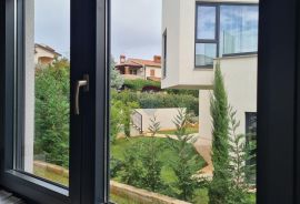 Poreč: Moderan stan 3 ss u prizemlju + dvorište 160 m2, Poreč, Kвартира