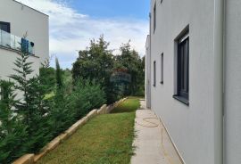 Poreč: Moderan stan 3 ss u prizemlju + dvorište 160 m2, Poreč, Appartement