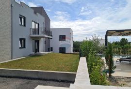 Poreč: Moderan stan 3 ss u prizemlju + dvorište 160 m2, Poreč, Daire