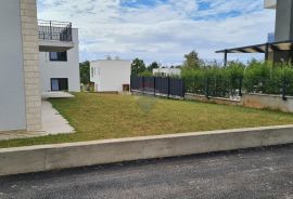 Poreč: Moderan stan 3 ss u prizemlju + dvorište 160 m2, Poreč, Flat