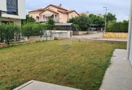 Poreč: Moderan stan 3 ss u prizemlju + dvorište 160 m2, Poreč, Appartement