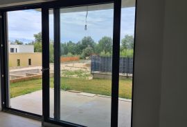 Poreč: Moderan stan 3 ss u prizemlju + dvorište 160 m2, Poreč, Kвартира