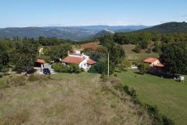 Građevinsko zemljište s pogledom na Motovun, Karojba, Земля