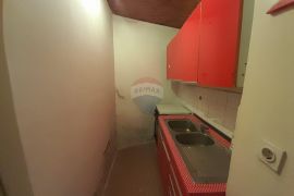 Rijeka, centar - etaža za adaptaciju s okućnicom, Rijeka, Wohnung