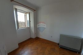 Rijeka, centar - etaža za adaptaciju s okućnicom, Rijeka, Flat