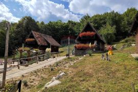 Korenica; turističko naselje kraj Plitvičkih jezera, Otočac, Propiedad comercial